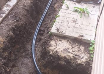Копка траншеи и установка насоса для подачи воды из скважины